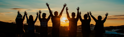 Jugendliche im Gegenlicht zum Sonnenuntergang.